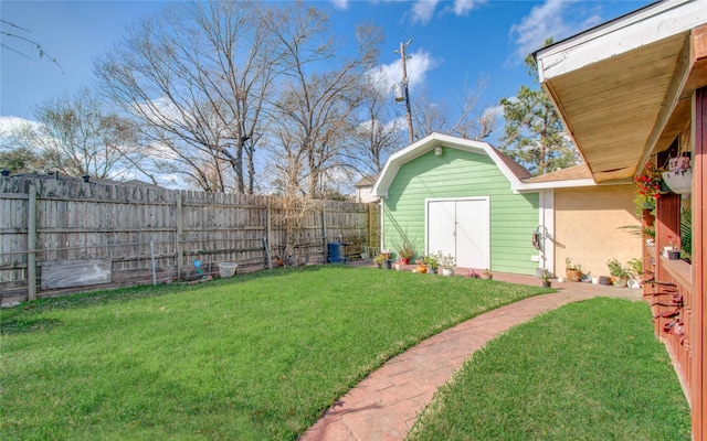 view of yard featuring a storage shed