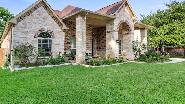 view of front of house featuring a front lawn