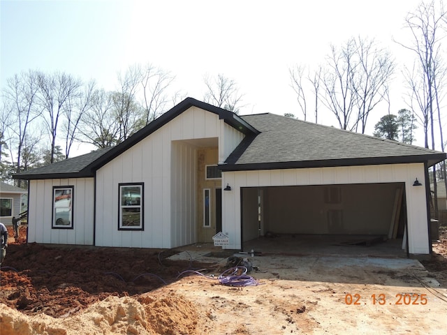 view of front facade with a garage