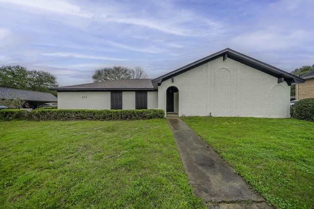 ranch-style house featuring a front lawn