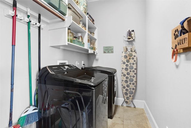 laundry room with laundry area, independent washer and dryer, tile patterned flooring, and baseboards