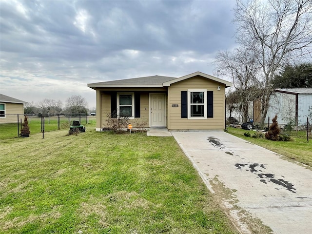 view of front of property featuring a front lawn