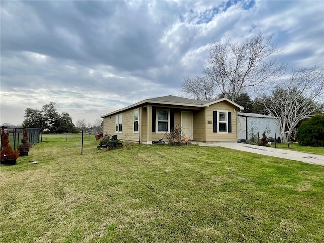 view of front of property featuring a front yard