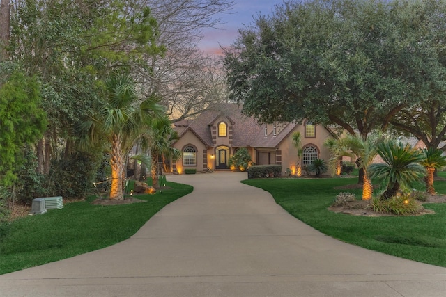 view of front of house featuring a yard