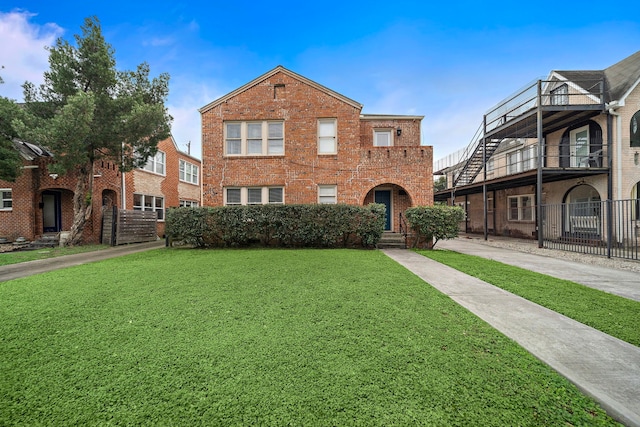 view of front of house featuring a front yard