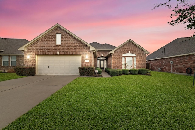 view of front facade featuring a garage and a yard