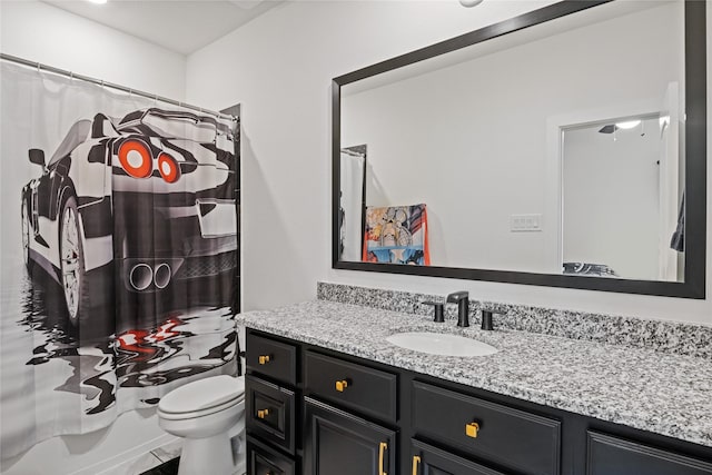 full bathroom featuring toilet, a shower with curtain, and vanity