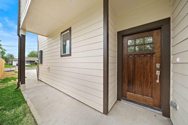 doorway to property with covered porch