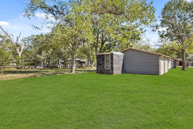 view of yard with an outdoor structure