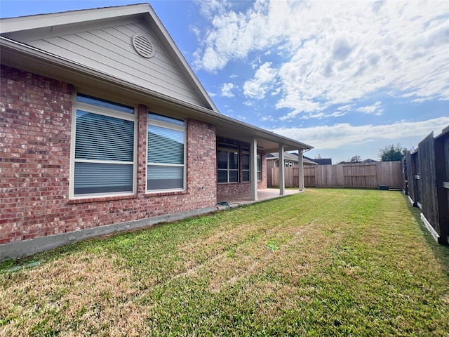 view of yard featuring a patio area