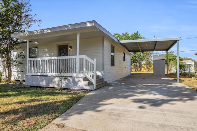 view of front facade featuring a front lawn, a carport, and a porch