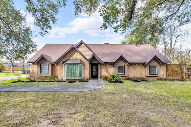 ranch-style house featuring a front yard