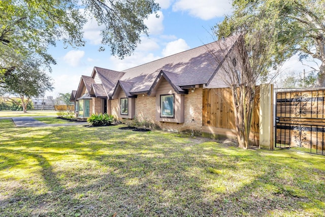 view of front of property featuring a front lawn