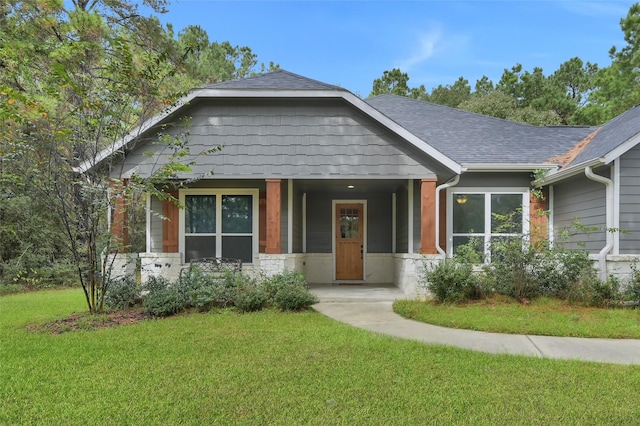 view of front of property featuring a front lawn