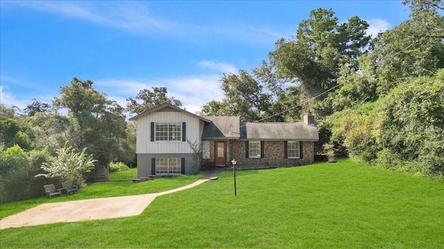 split level home featuring a front yard