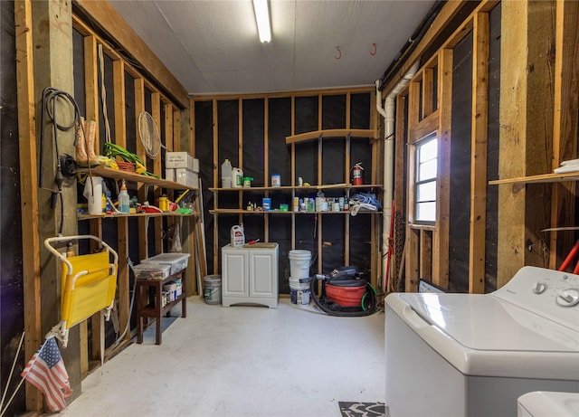 storage room with washer / clothes dryer