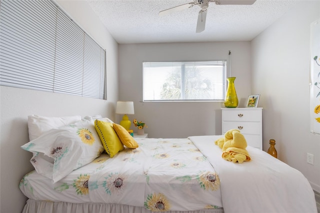 bedroom featuring ceiling fan and a textured ceiling