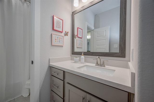 full bathroom featuring toilet, a shower with curtain, and vanity