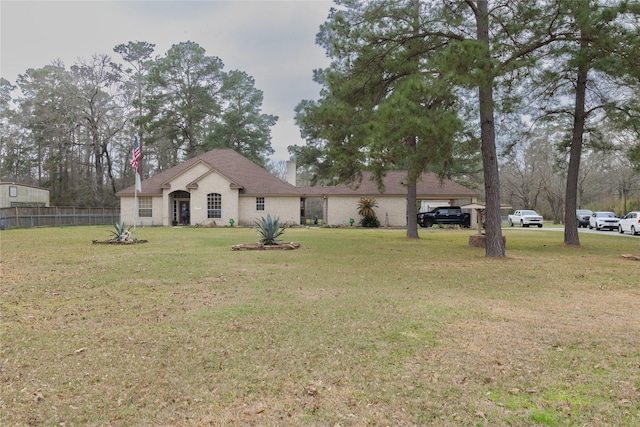 view of front of house featuring a carport and a front yard