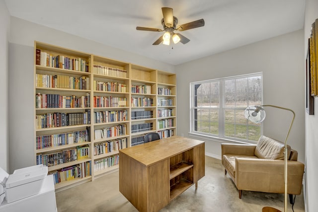 sitting room with ceiling fan