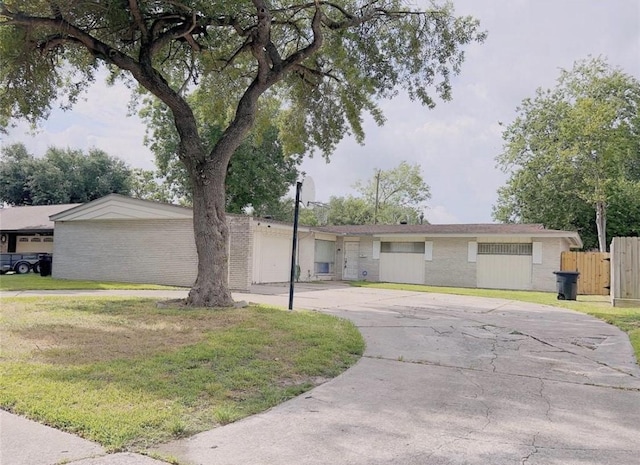 single story home with a front yard