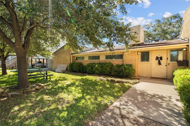 view of front of property with a front lawn