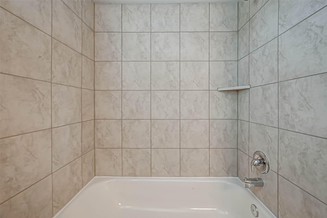 bathroom featuring tiled shower / bath