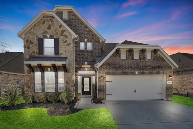 view of front facade featuring a garage and a lawn