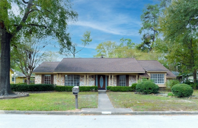 single story home with a front lawn