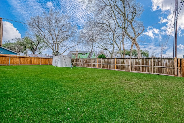 view of yard featuring a shed