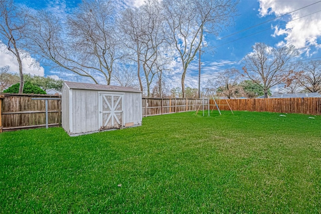 view of yard with a storage unit