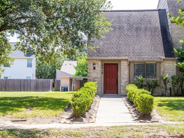 view of front facade featuring a front lawn