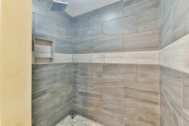 bathroom featuring tiled shower