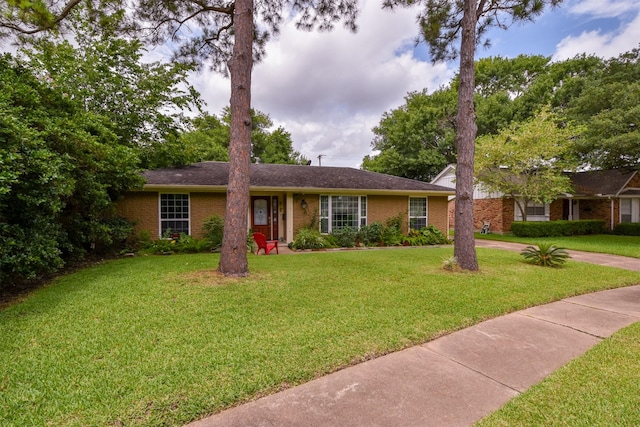 ranch-style home featuring a front lawn