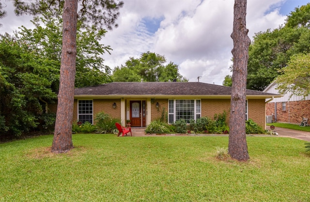 single story home with a front lawn