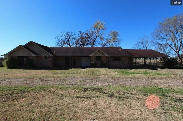 ranch-style house featuring a front yard