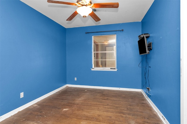 spare room with dark wood-type flooring and ceiling fan