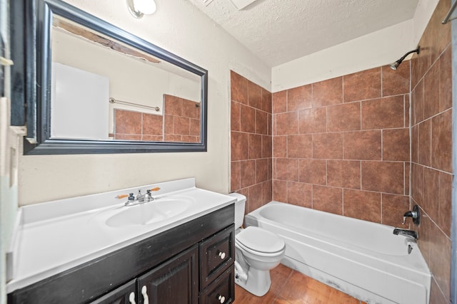 full bathroom featuring tiled shower / bath, hardwood / wood-style floors, vanity, toilet, and a textured ceiling