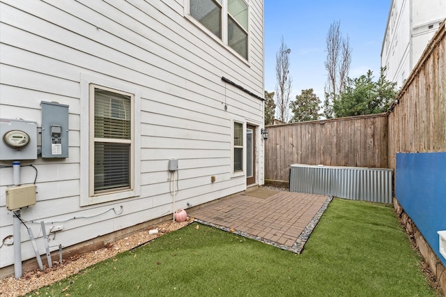 view of yard featuring a patio