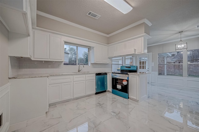 kitchen featuring sink, appliances with stainless steel finishes, hanging light fixtures, white cabinets, and kitchen peninsula