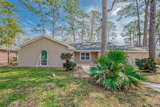 view of front facade featuring a front lawn