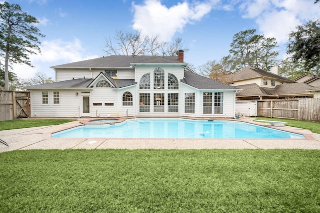 view of pool featuring an in ground hot tub, a lawn, and a diving board