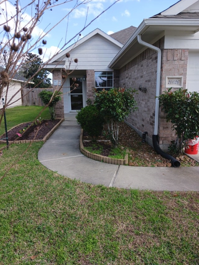 view of front of property featuring a front lawn