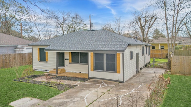 view of front of property featuring a front lawn