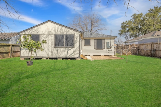 back of house featuring a lawn