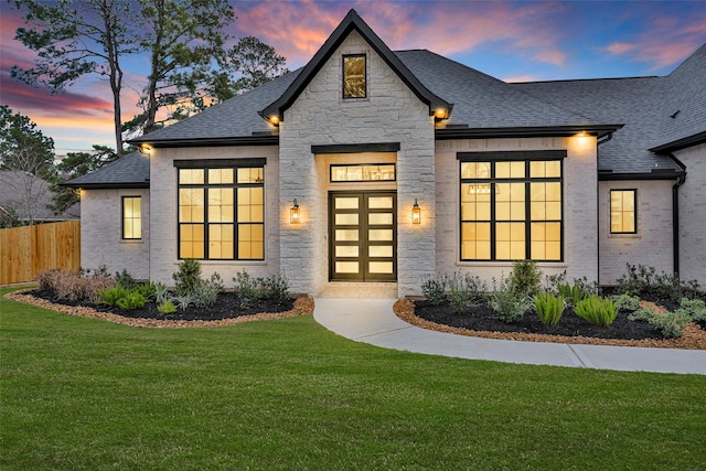 view of front of property featuring a lawn