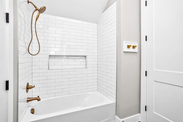 bathroom with tiled shower / bath combo