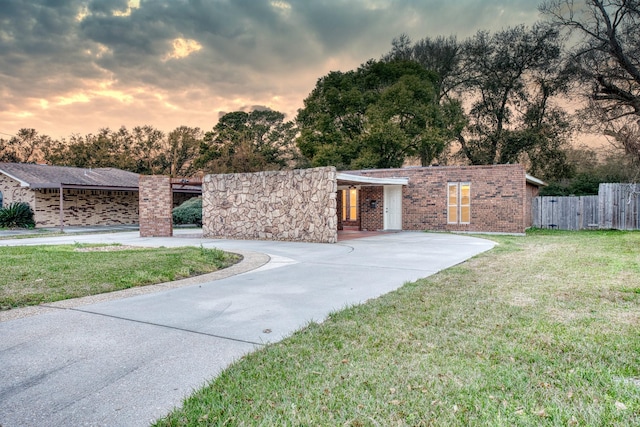 single story home with a lawn