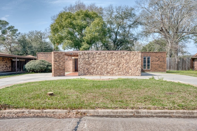 view of front facade with a front lawn