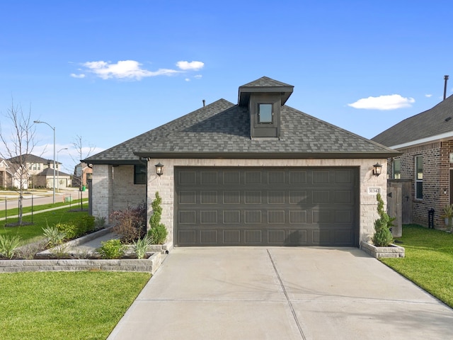 view of front of house featuring a garage and a front yard